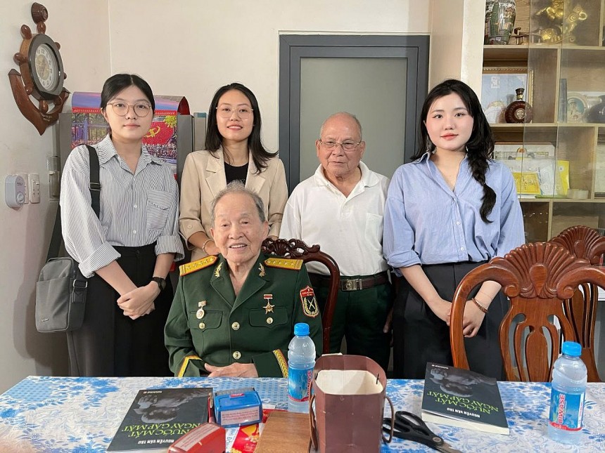 Bà Nguyễn Phúc Bảo Quỳnh - Giám đốc Công ty Đại Thế Giới, và phóng viên Tạp chí Làng nghề Việt Nam chụp hình kỷ niệm với Đại tá Tư Cang và Trung tá Phạm Văn Kề Bà Nguyễn Phúc Bảo Quỳnh - Giám đốc Công ty Đại Thế Giới, và phóng viên Tạp chí Làng nghề Việt Nam chụp hình kỷ niệm với Đại tá Tư Cang và Trung tá Phạm Văn Kề