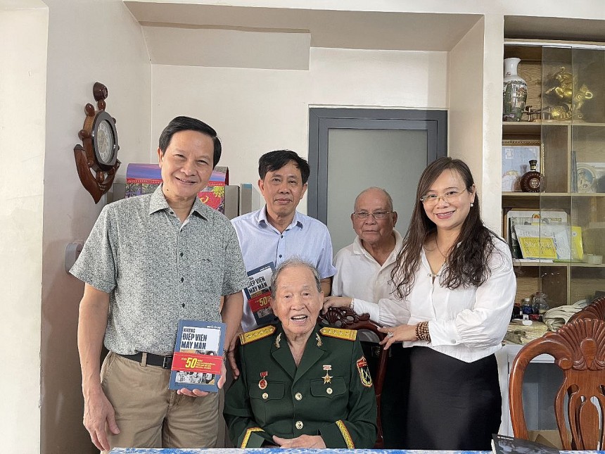 Đoàn Hệ Thống Y tế 315 chụp hình kỷ niệm với Đại tá Tư Cang và Trung tá Phạm Văn Kề Đoàn Hệ Thống Y tế 315 chụp hình kỷ niệm với Đại tá Tư Cang và Trung tá Phạm Văn Kề