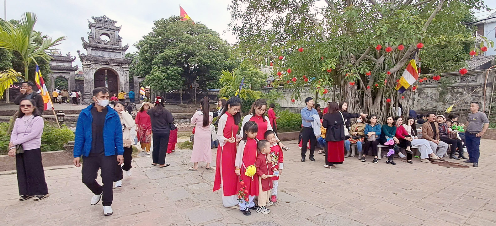 Du kh&amp;aacute;ch tham quan ch&amp;ugrave;a Chu&amp;ocirc;ng (Hưng Y&amp;ecirc;n) trong ng&amp;agrave;y đầu năm mới. Ảnh: Ho&amp;agrave;i Nam