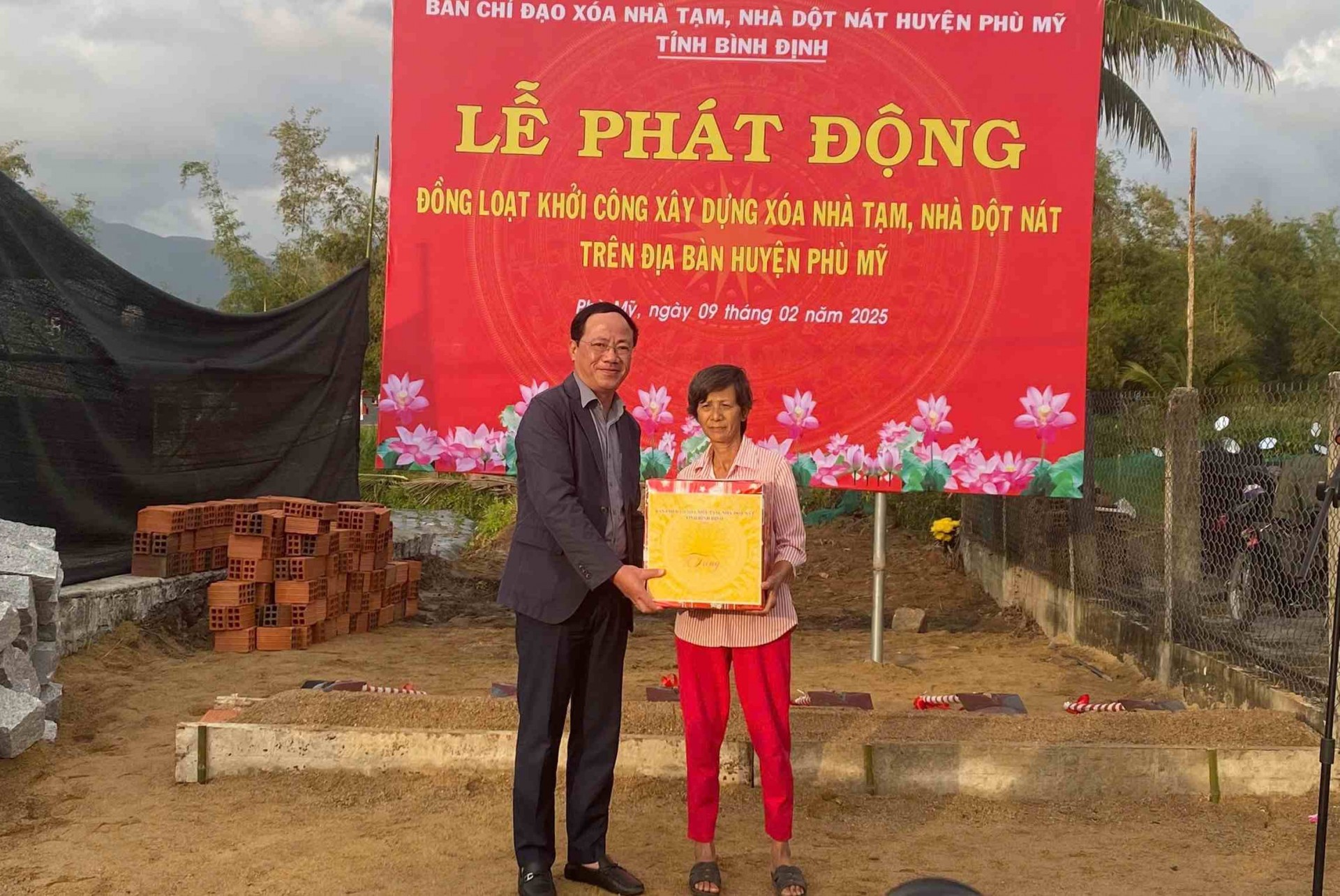 Bình Định triển khai đồng loạt Lễ khởi công xoá nhà tạm, nhà dột nát Bình Định triển khai đồng loạt Lễ khởi công xoá nhà tạm, nhà dột nát