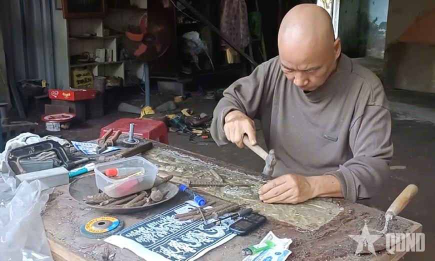 Ông Dương Ngọc Long, nghệ nhân làm nghề đúc đồng lâu năm. 