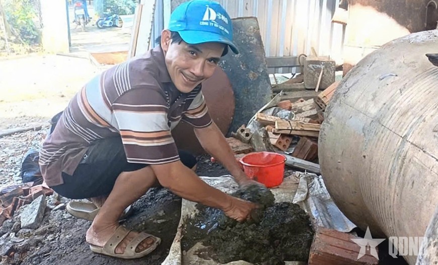 Thợ đúc đồng đang nhào, nặn đất. 