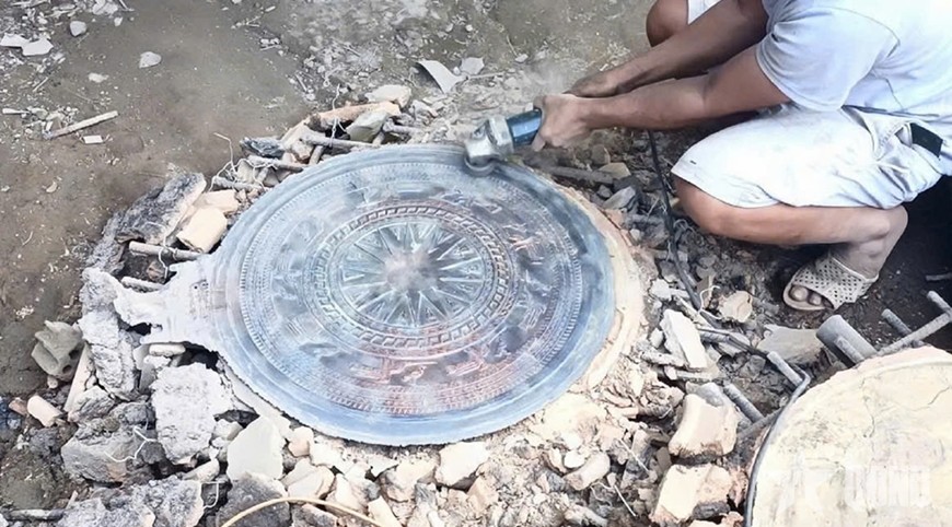 Thợ đúc đồng hoàn thiện sản phẩm. 