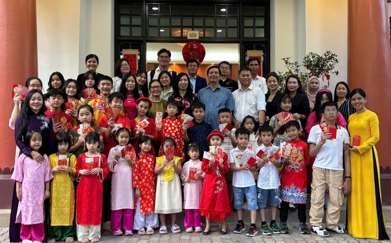 Thứ trưởng Bộ Ngoại giao Lê Thị Thu Hằng thăm, làm việc với cộng đồng người Việt tại Malaysia.