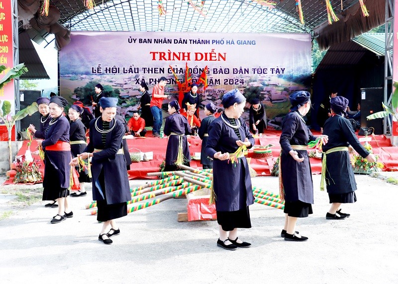 Trình diễn Lễ hội Lẩu Then của đồng bào dân tộc Tày, xã Phương Độ (thành phố Hà Giang) năm 2024. Ảnh: Trần Kế Trình diễn Lễ hội Lẩu Then của đồng bào dân tộc Tày, xã Phương Độ (thành phố Hà Giang) năm 2024. Ảnh: Trần Kế