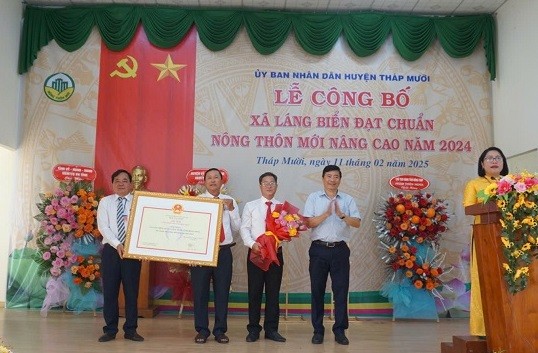 Đồng chí Phạm Thiện Nghĩa - Phó Bí thư Tỉnh ủy, Chủ tịch UBND tỉnh trao bằng công nhận xã nông thôn mới nâng cao cho lãnh đạo xã Láng Biển