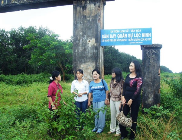 Thăm di tích lịch sử văn hoá Sân bay quân sự Lộc Ninh Thăm di tích lịch sử văn hoá Sân bay quân sự Lộc Ninh
