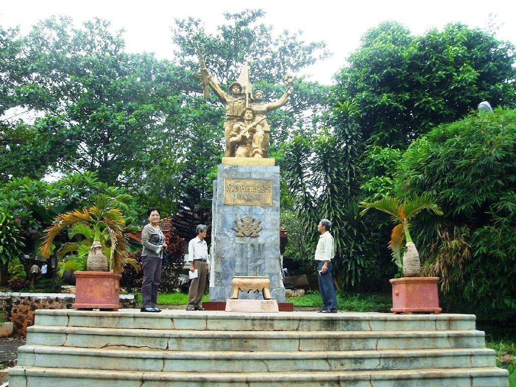 Đài tưởng niệm chiến thắng Lộc Ninh  (Ngày giải phóng huyện Lộc Ninh 07/4/1972) Đài tưởng niệm chiến thắng Lộc Ninh  (Ngày giải phóng huyện Lộc Ninh 07/4/1972)