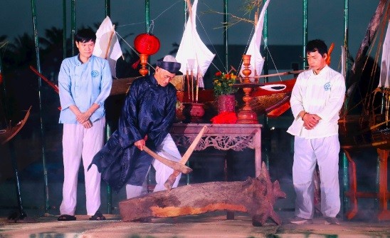 Một bô lão trong làng Kim Bồng thực hiện nghi thức Phạt mộc truyền thống tại ngày hội.tại ngày hội.