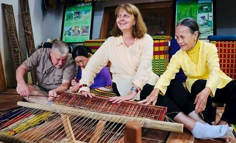 Khách quốc tế hào hứng dệt chiếu, đan thúng tại hội làng Kim Bồng