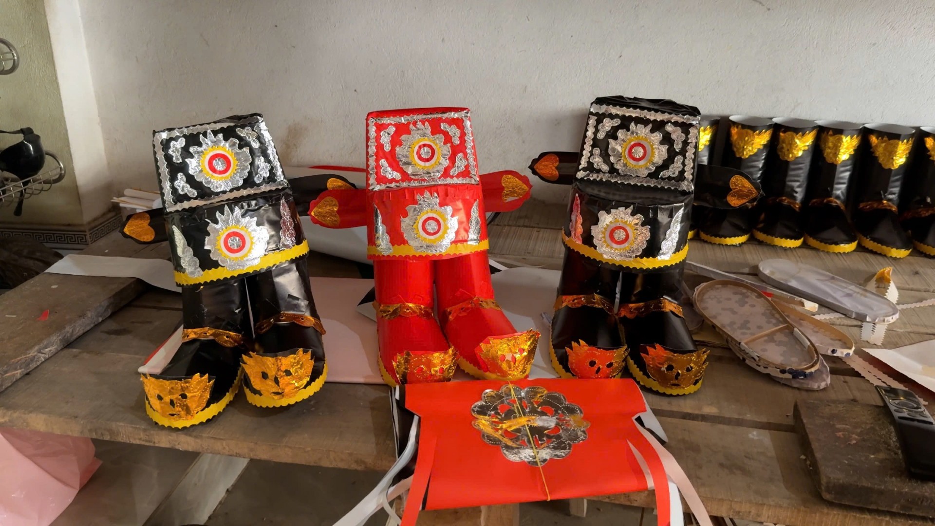 Bộ vàng mã cúng Ông Công, Ông Táo được người dân trong làng nghề làm thủ công.