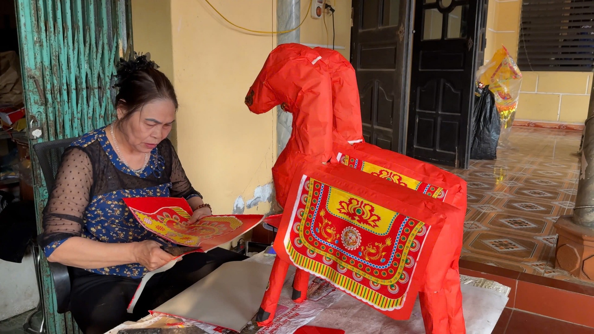 Làng nghề sản xuất đồ thờ cúng Hiền Đa từng nổi tiếng khắp tỉnh với những sản phẩm vàng mã thủ công tinh xảo.