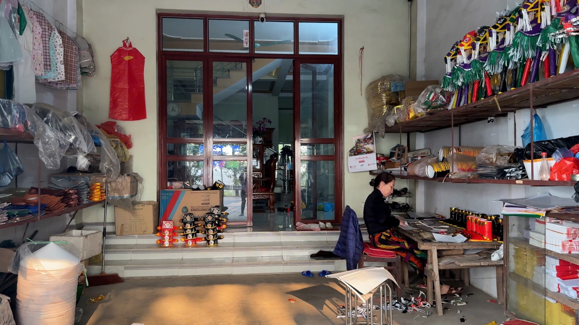 Từ hơn 100 hộ làm vàng mã, đến nay chỉ còn khoảng chục hộ còn bám trụ với nghề.