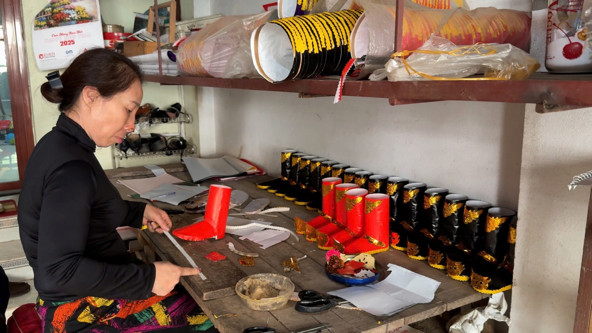 Bà Đỗ Thị Định là một trong số ít người còn làm vàng mã tại làng.