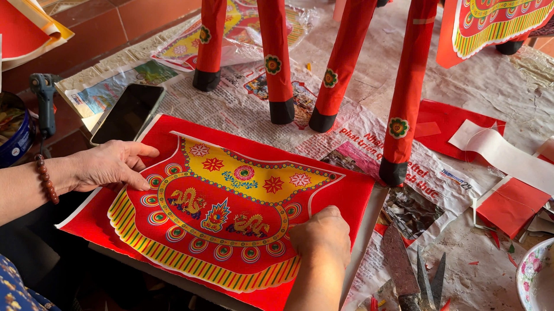 Nghề làm hàng mã đòi hỏi người thợ sự tỉ mỉ, khéo léo am hiểu các tích cổ và cả sự sáng tạo.