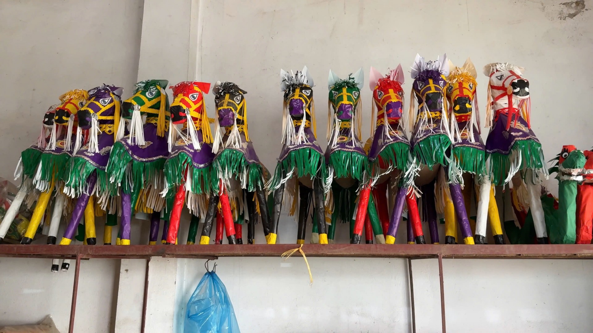 Các sản phẩm vàng mã do người dân tại Làng nghề sản xuất đồ thờ cúng Hiền Đa sản xuất.