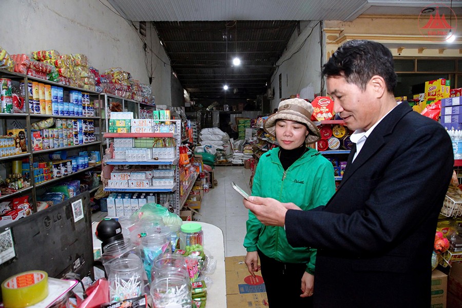 Người dân thôn Phú Ninh, xã Thanh Vân (Tam Dương) sử dụng phương thức quét mã QR để thanh toán khi mua hàng. Ảnh: Nguyễn Lượng Người dân thôn Phú Ninh, xã Thanh Vân (Tam Dương) sử dụng phương thức quét mã QR để thanh toán khi mua hàng. Ảnh: Nguyễn Lượng