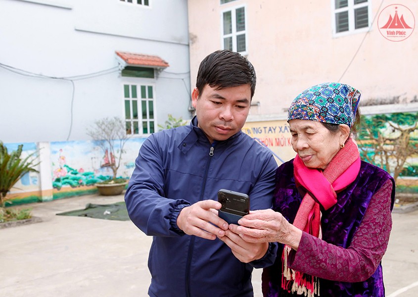 Cán bộ xã Vũ Di (Vĩnh Tường) hướng dẫn người dân thực hiện các giao dịch trên môi trường mạng. Ảnh: Nguyễn Lượng Cán bộ xã Vũ Di (Vĩnh Tường) hướng dẫn người dân thực hiện các giao dịch trên môi trường mạng. Ảnh: Nguyễn Lượng