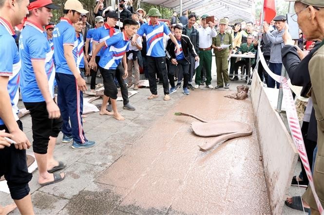 Các pháo thủ gieo pháo. Ảnh: Mạnh Tú - TTXVN Các pháo thủ gieo pháo. Ảnh: Mạnh Tú - TTXVN