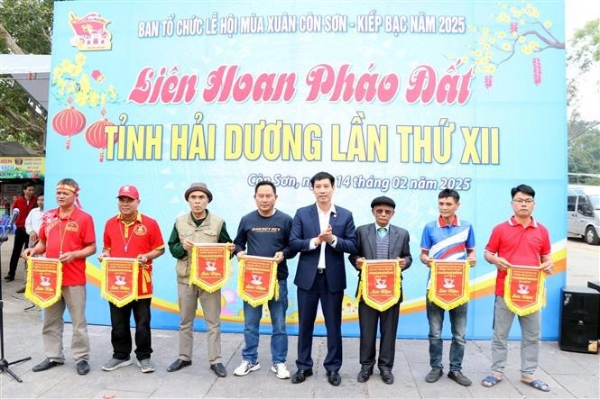 tặng cờ lưu niệm cho các đội tham gia liên hoan. Ảnh: Mạnh Tú - TTXVN tặng cờ lưu niệm cho các đội tham gia liên hoan. Ảnh: Mạnh Tú - TTXVN
