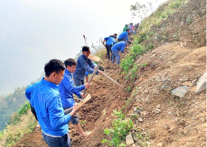 Đoàn viên xã Giàng Chu Phìn chung tay làm đường giao thông tại thôn Hấu Chua. Đoàn viên xã Giàng Chu Phìn chung tay làm đường giao thông tại thôn Hấu Chua.