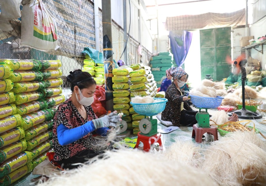 Sản xuất miến tại làng So (xã Tân Hòa, huyện Quốc Oai). Ảnh: Đỗ Tâm