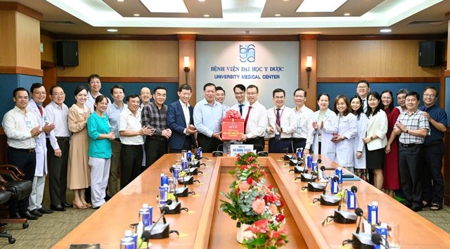 Đoàn công tác Bộ Y tế thăm, tặng quà chúc mừng Bệnh viện Đại học Y Dược TPHCM nhân kỷ niệm 70 năm Ngày Thầy thuốc Việt Nam.