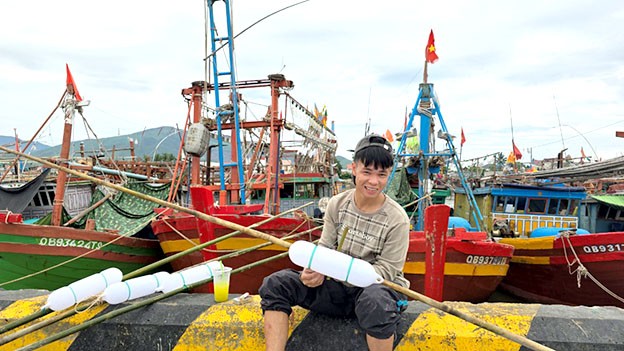 Buộc cột chà “làm nhà” cho cá bò trú ngụ để đánh bắt Buộc cột chà “làm nhà” cho cá bò trú ngụ để đánh bắt