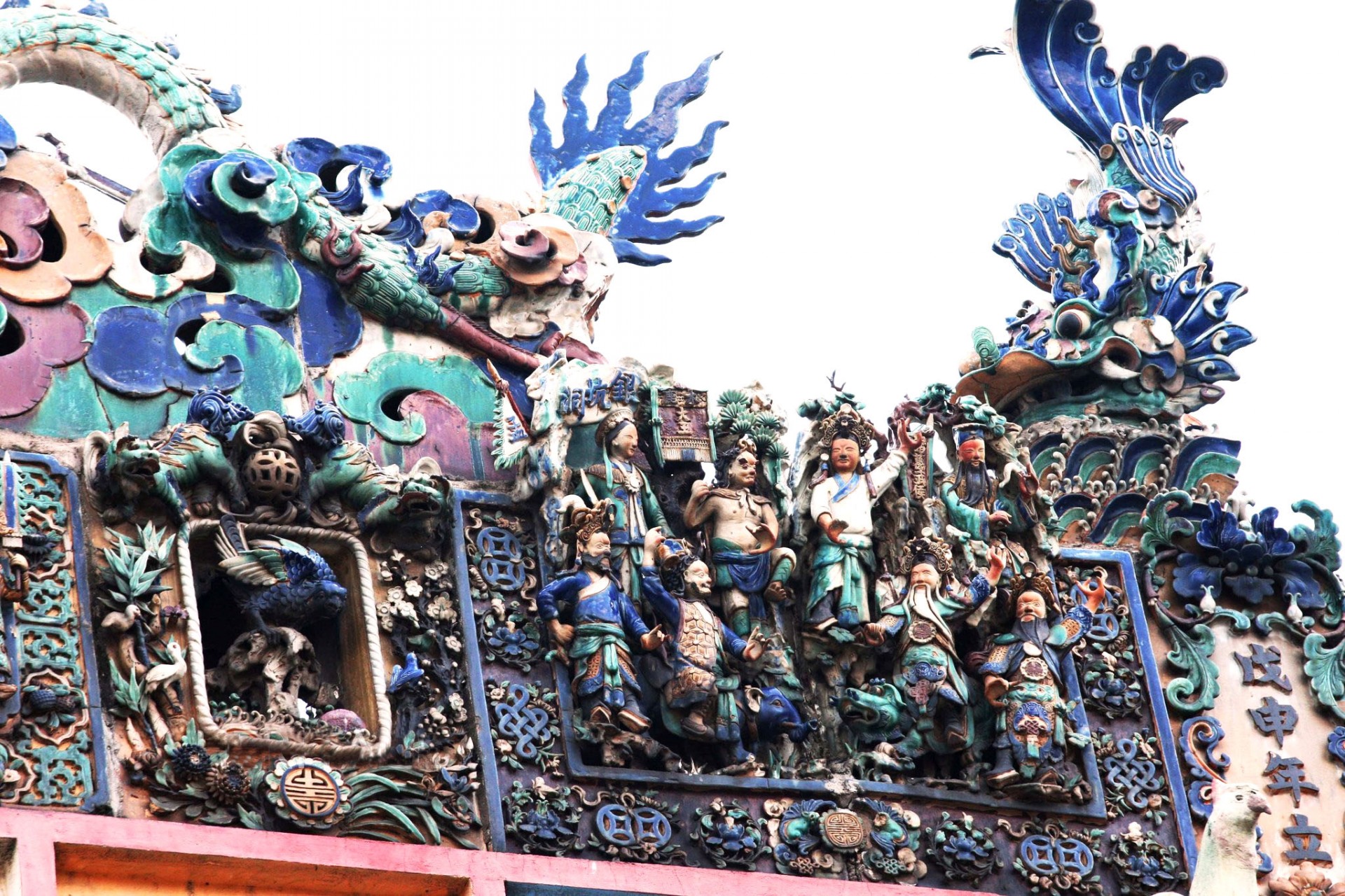 Những nụ cười trên gốm trăm năm Những nụ cười trên gốm trăm năm