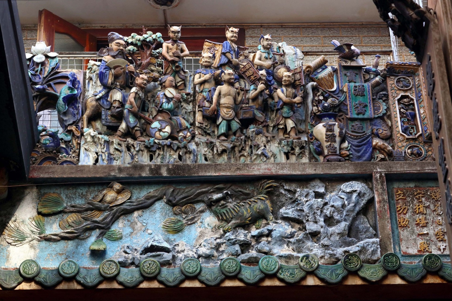 Những nụ cười trên gốm trăm năm Những nụ cười trên gốm trăm năm