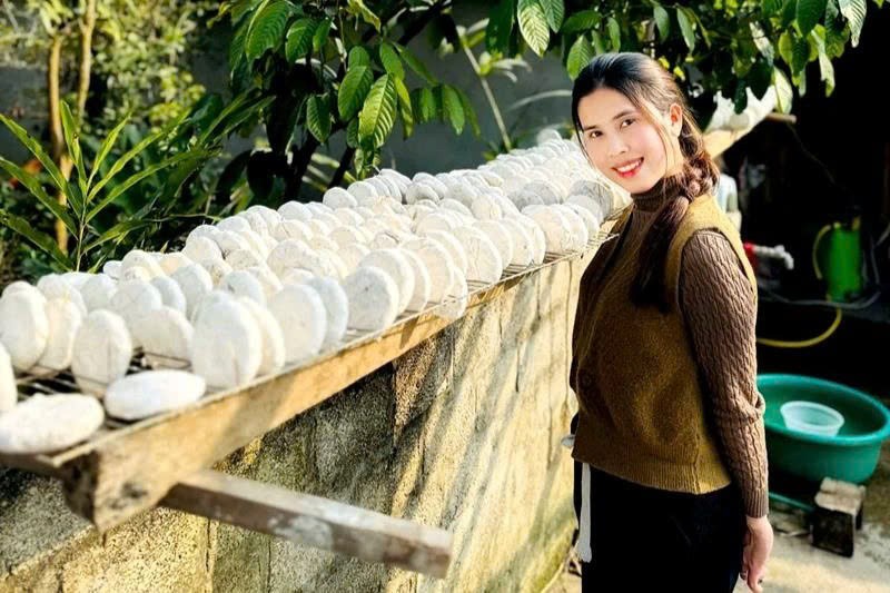 Chị Tạ Thảo Nhi tại cơ sở sản xuất men lá truyền thống ở Hà Giang. Chị Tạ Thảo Nhi tại cơ sở sản xuất men lá truyền thống ở Hà Giang.