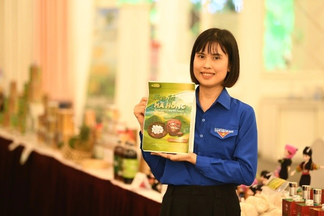 Chị Tạ Thảo Nhi giới thiệu sản phẩm tại cuộc thi Dự án khởi nghiệp thanh niên nông thôn Cô gái khởi nghiệp từ loại men truyền thống của người Mông