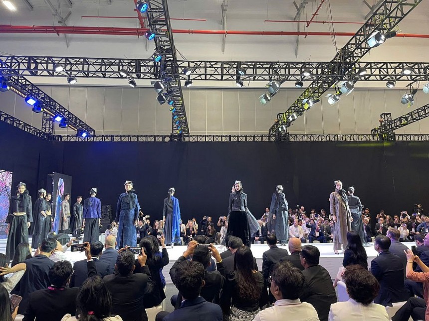 Màn trình diễn thời trang tại lễ khai mạc VIATT 2025 của nhà thiết kế Vũ Việt Hà