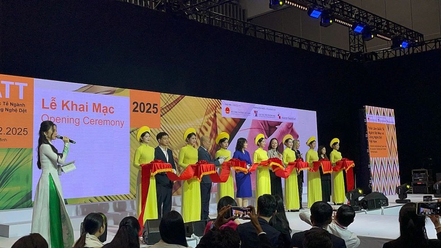 Đại biểu cắt băng khai mạc Triển lãm VIATT 2025