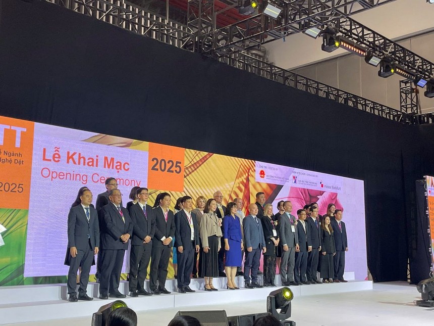 Các vị đại biểu, khách mời quốc tế chụp ảnh lưu niệm sau nghi thức cắt băng khai mạc Triển lãm VIATT 2025