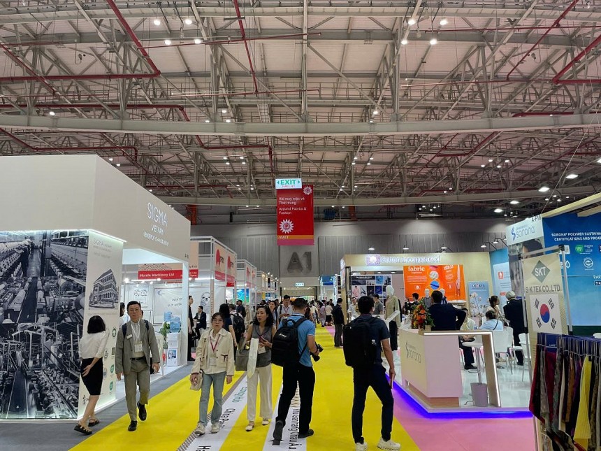 Đông đảo khách mời trong nước và quốc tế tham quan VIATT 2025