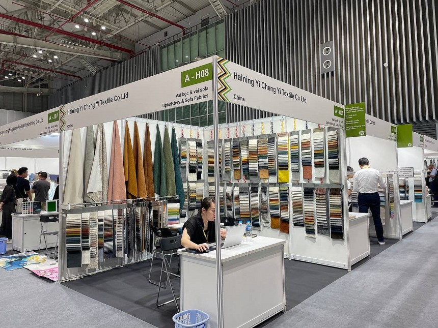 Các gian trưng bày sản phẩm dệt may với đa dạng mẫu mã, màu sắc và chất liệu