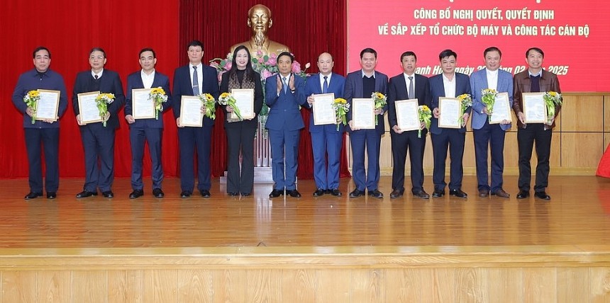 Bí thư Tỉnh ủy Nguyễn Doãn Anh trao quyết định và tặng hoa chúc mừng các đồng chí vừa nhận nhiệm vụ mới.