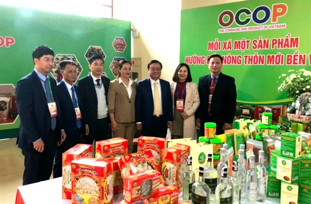 Bộ truưởng Bộ Nông nghiệp & Phát triển Nông thôn Lê Minh Hoan thăm quan gian hàng trưng bày  các sản phẩm OCOP  của tỉnh Bắc Ninh Bộ truưởng Bộ Nông nghiệp & Phát triển Nông thôn Lê Minh Hoan thăm quan gian hàng trưng bày  các sản phẩm OCOP  của tỉnh Bắc Ninh