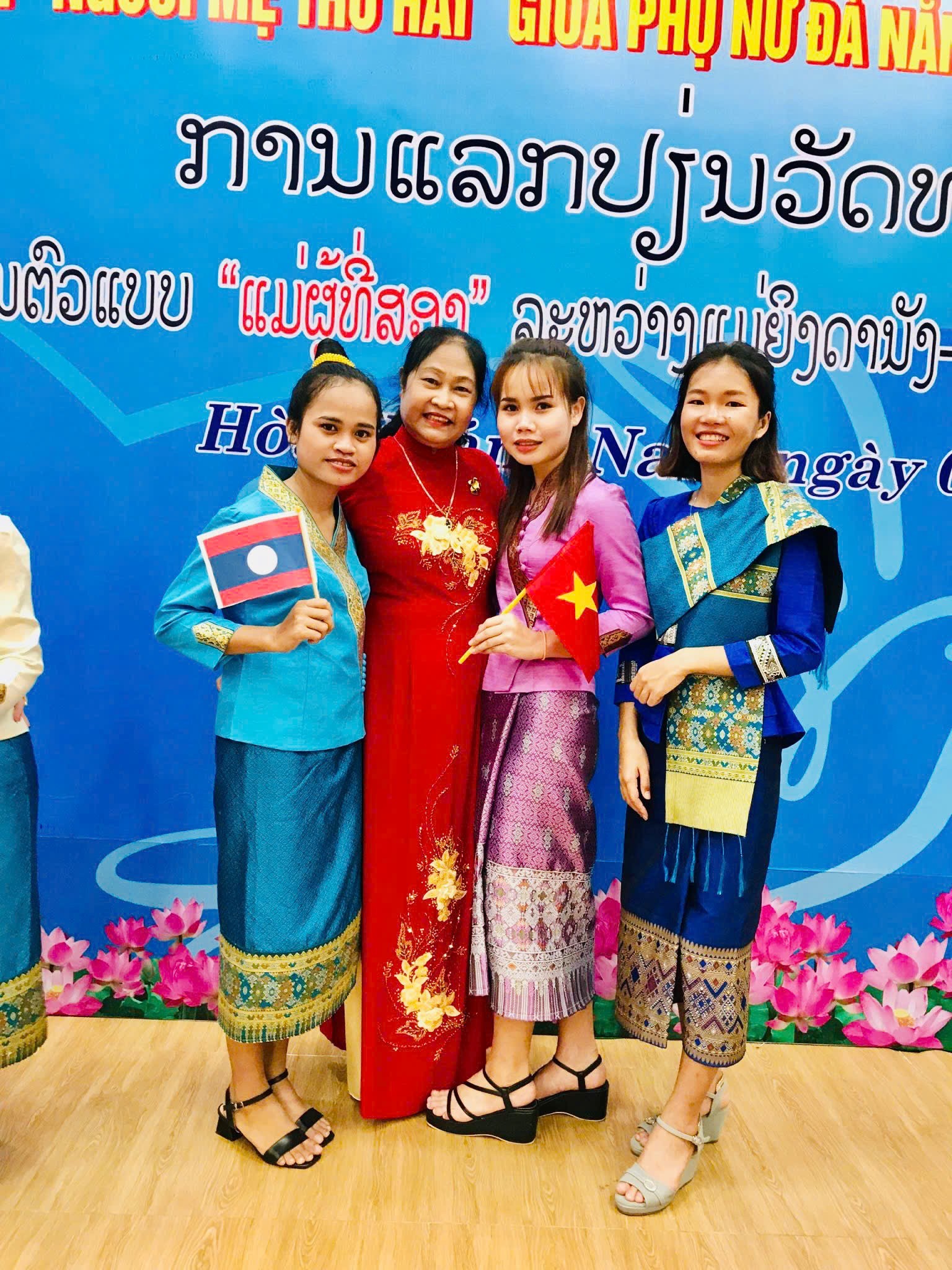 Bà Trần Thị Nguyện vinh dự nhận Thư khen của Lãnh sự quán Lào về mô hình “Người mẹ thứ hai” đỡ đầu các sinh viên Lào học tập tại Việt Nam Bà Trần Thị Nguyện vinh dự nhận Thư khen của Lãnh sự quán Lào về mô hình “Người mẹ thứ hai” đỡ đầu các sinh viên Lào học tập tại Việt Nam
