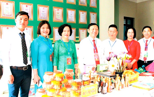 Các đại biểu tham quan gian hàng trưng bày sản phẩm OCOP của Duy Tiên chào mừng Đại Hội nông dân thị xã nhiệm kỳ 2024 - 2029.  Các đại biểu tham quan gian hàng trưng bày sản phẩm OCOP của Duy Tiên chào mừng Đại Hội nông dân thị xã nhiệm kỳ 2024 - 2029.