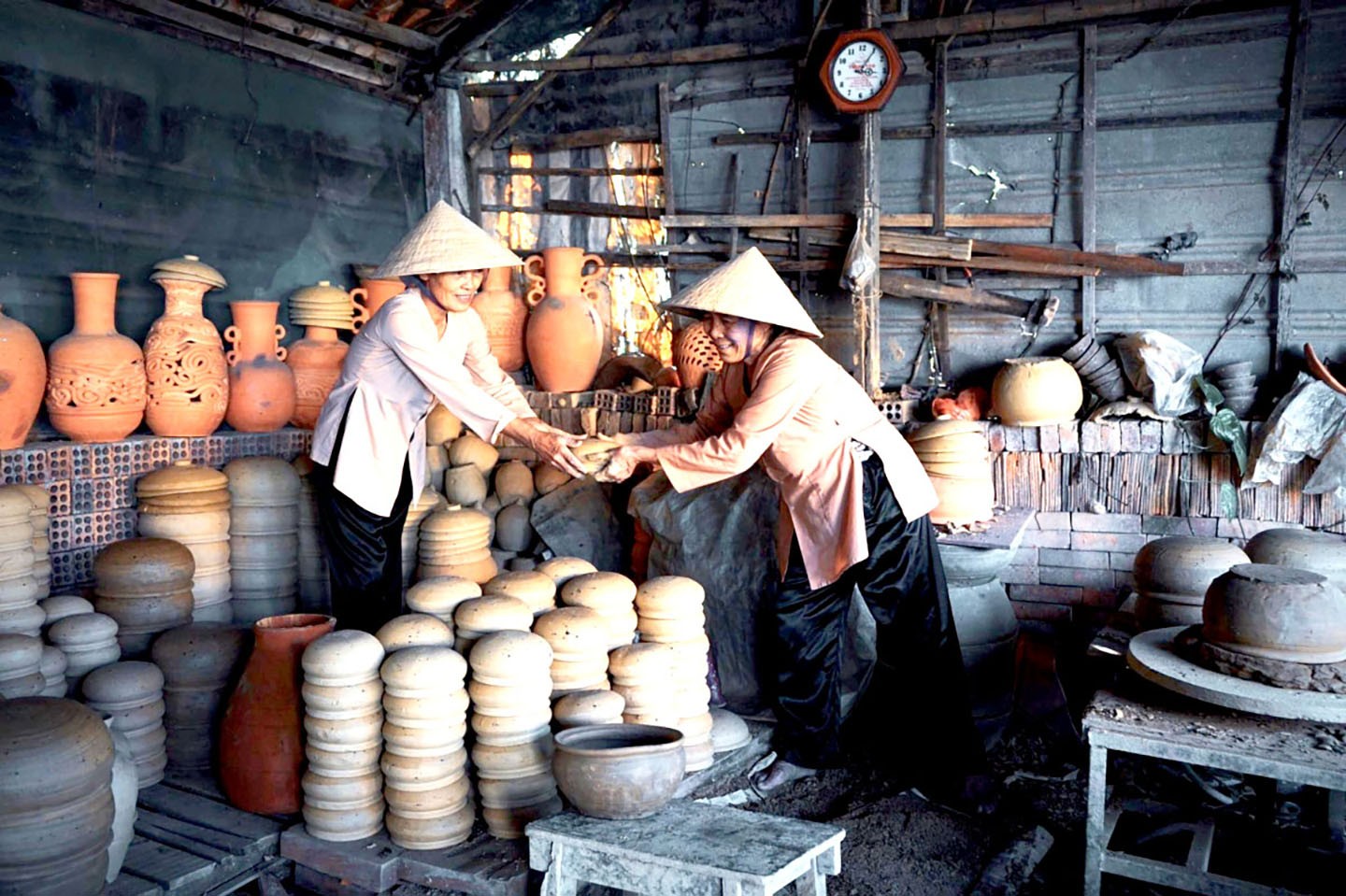 Làng gốm Thanh Hà là một trong những điểm đến hấp dẫn  trong các chuyến du lịch Hội An.  Làng gốm Thanh Hà là một trong những điểm đến hấp dẫn  trong các chuyến du lịch Hội An.