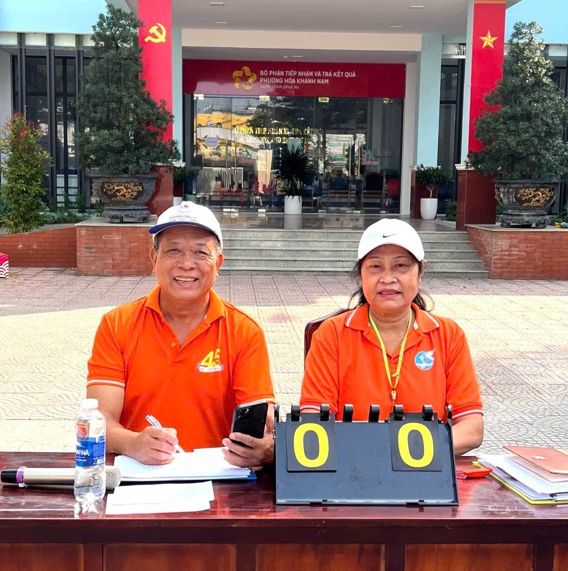 Bà Trần Thị Nguyện và ông Đào Trọng Sáu tham gia làm trọng tài trong phong trào thể dục thể thao do UBND phường Hòa Khánh Nam tổ chức Bà Trần Thị Nguyện và ông Đào Trọng Sáu tham gia làm trọng tài trong phong trào thể dục thể thao do UBND phường Hòa Khánh Nam tổ chức