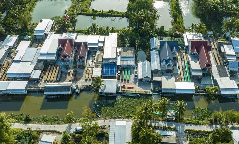 Đến làng nghề làm khô cá bổi ở ấp Đá Bạc A, xã Khánh Bình Tây Bắc, huyện Trần Văn Thời, du khách sẽ không khỏi ngỡ ngàng. Từ chỗ nghèo khó, nhờ chí thú làm ăn mà các hộ trở nên khá giàu, nhiều người trở thành tỷ phú. Đến làng nghề làm khô cá bổi ở ấp Đá Bạc A, xã Khánh Bình Tây Bắc, huyện Trần Văn Thời, du khách sẽ không khỏi ngỡ ngàng. Từ chỗ nghèo khó, nhờ chí thú làm ăn mà các hộ trở nên khá giàu, nhiều người trở thành tỷ phú.