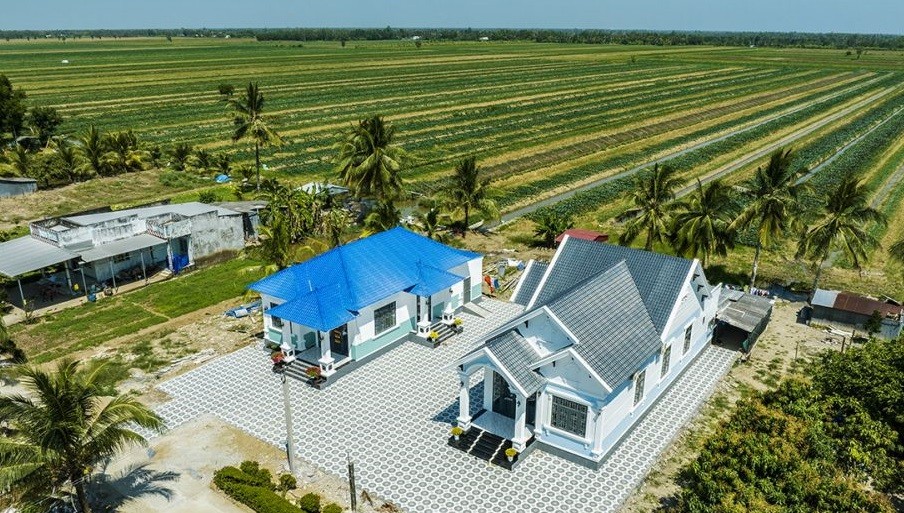 Cũng tại huyện Trần Văn Thời, nhiều người trồng bí đỏ, rau màu ở Ấp 5, xã Trần Hợi đã trở nên giàu có, xóm làng khang trang. Cũng tại huyện Trần Văn Thời, nhiều người trồng bí đỏ, rau màu ở Ấp 5, xã Trần Hợi đã trở nên giàu có, xóm làng khang trang.