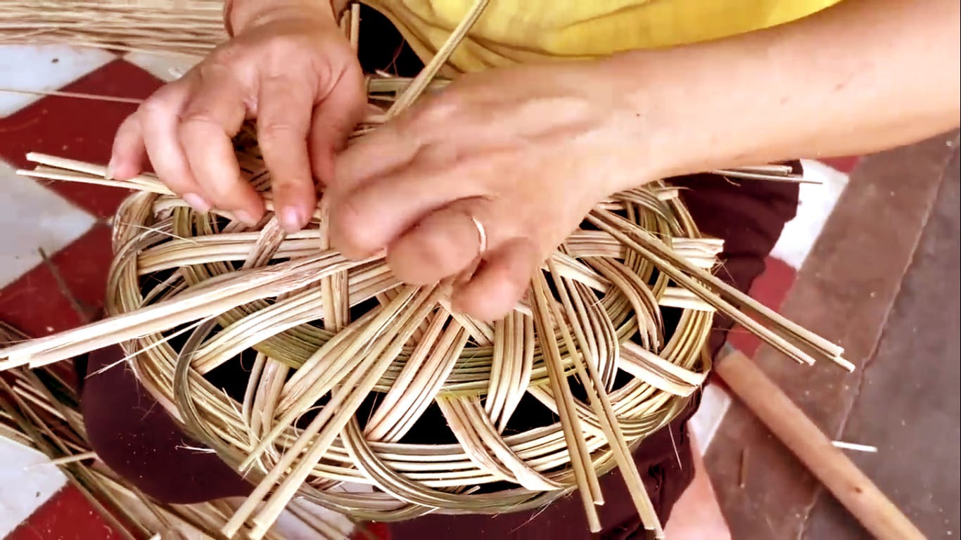 Sản phẩm được làm ra từ bàn tay khéo léo của những người thợ làm nghề đan rổ, rế tại huyện Mang Thít, tỉnh Vĩnh Long Sản phẩm được làm ra từ bàn tay khéo léo của những người thợ làm nghề đan rổ, rế tại huyện Mang Thít, tỉnh Vĩnh Long