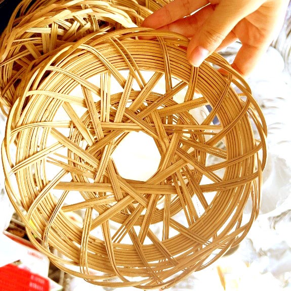 Sản phẩm được làm ra từ bàn tay khéo léo của những người thợ làm nghề đan rổ, rế tại huyện Mang Thít, tỉnh Vĩnh Long Sản phẩm được làm ra từ bàn tay khéo léo của những người thợ làm nghề đan rổ, rế tại huyện Mang Thít, tỉnh Vĩnh Long