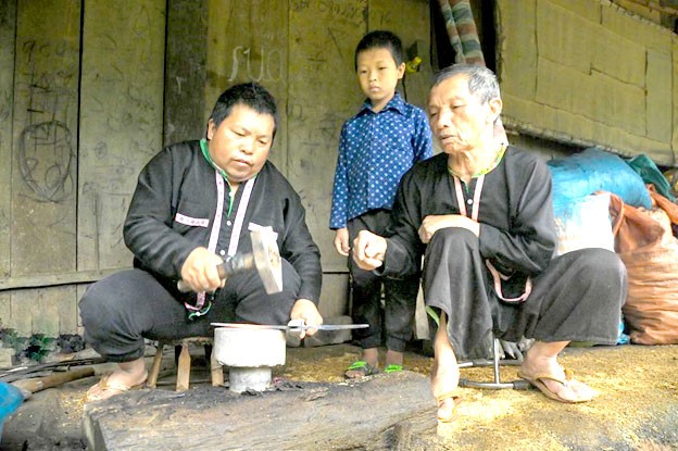 Anh Cứ A Nếnh được cha truyền dạy lại nghề rèn truyền thống của dân tộc mình Anh Cứ A Nếnh được cha truyền dạy lại nghề rèn truyền thống của dân tộc mình