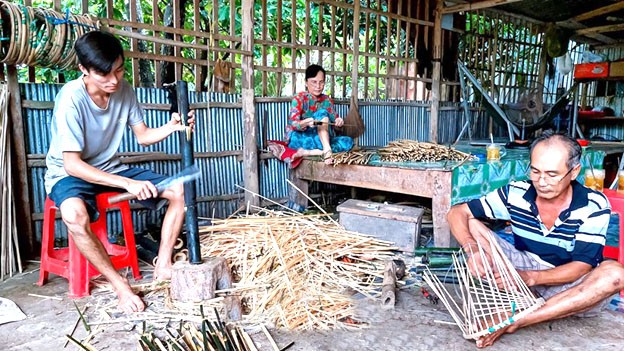 Mỗi năm, gia đình ông Lê Văn Ðông làm khoảng 1 ngàn cái lọp lớn, nhỏ. Mỗi năm, gia đình ông Lê Văn Ðông làm khoảng 1 ngàn cái lọp lớn, nhỏ.
