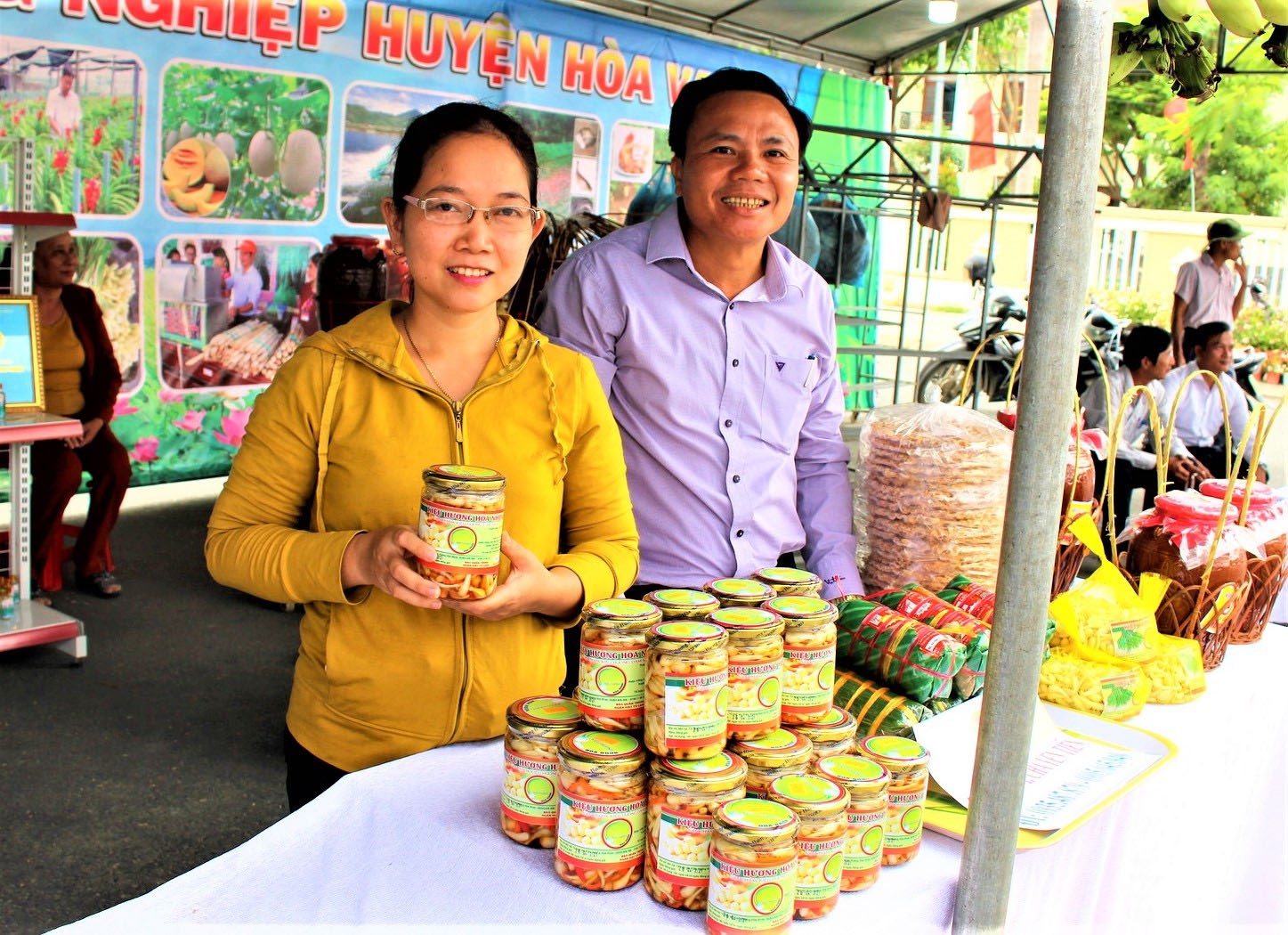 Chị Nguyễn Thị Bông (bìa trái) giới thiệu kiệu hương Hòa Nhơn đạt Ocop 4 sao. Chị Nguyễn Thị Bông (bìa trái) giới thiệu kiệu hương Hòa Nhơn đạt Ocop 4 sao.